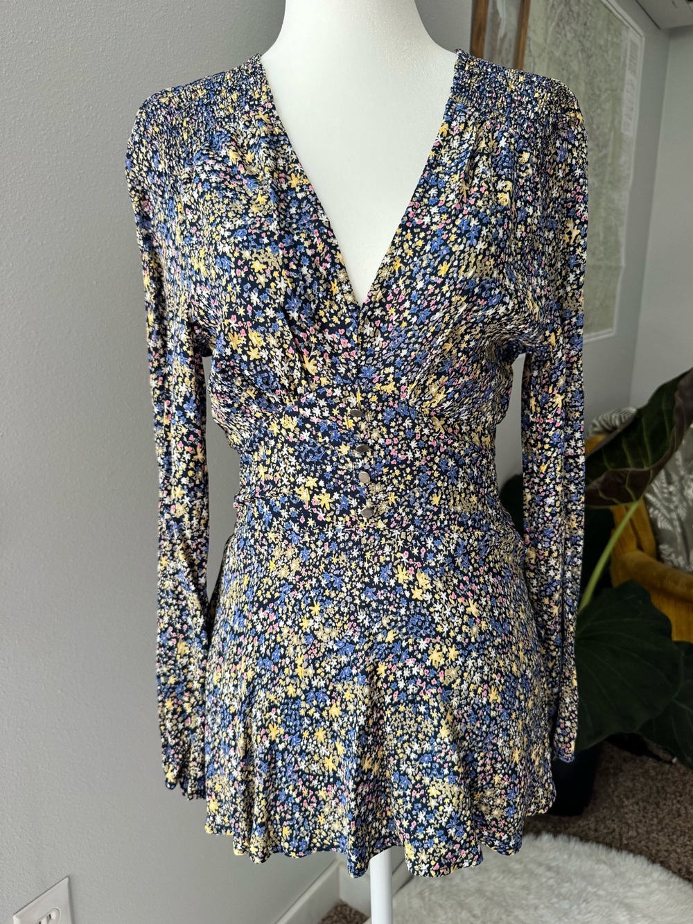 Leith micro floral blue smocked long sleeve v neck blouse rayon size small